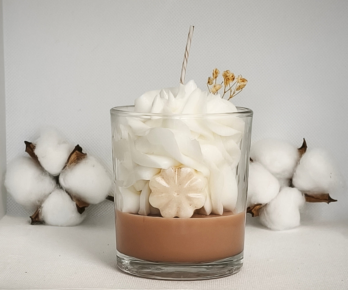 Bougie Fleur de Coton en verre avec décor effet chantilly et fleurs séchées, vue de face