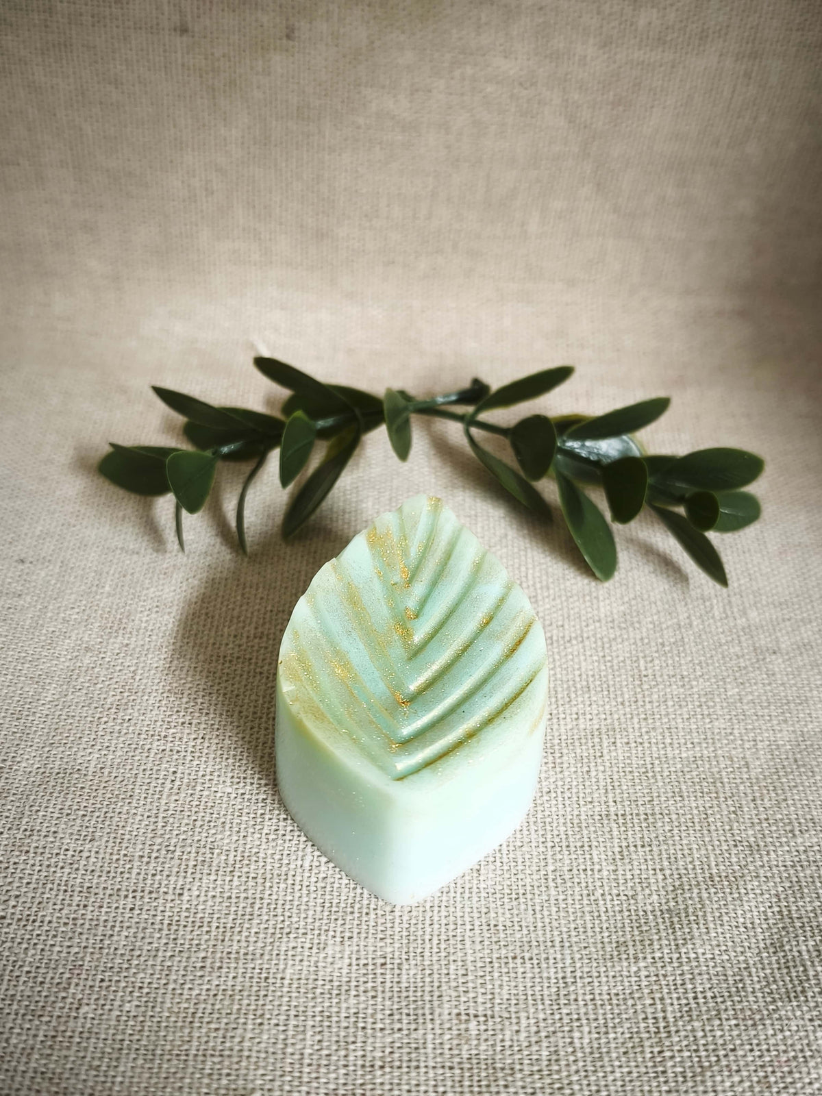 Fondant parfumé Thé Vert - mise en scène avec branche