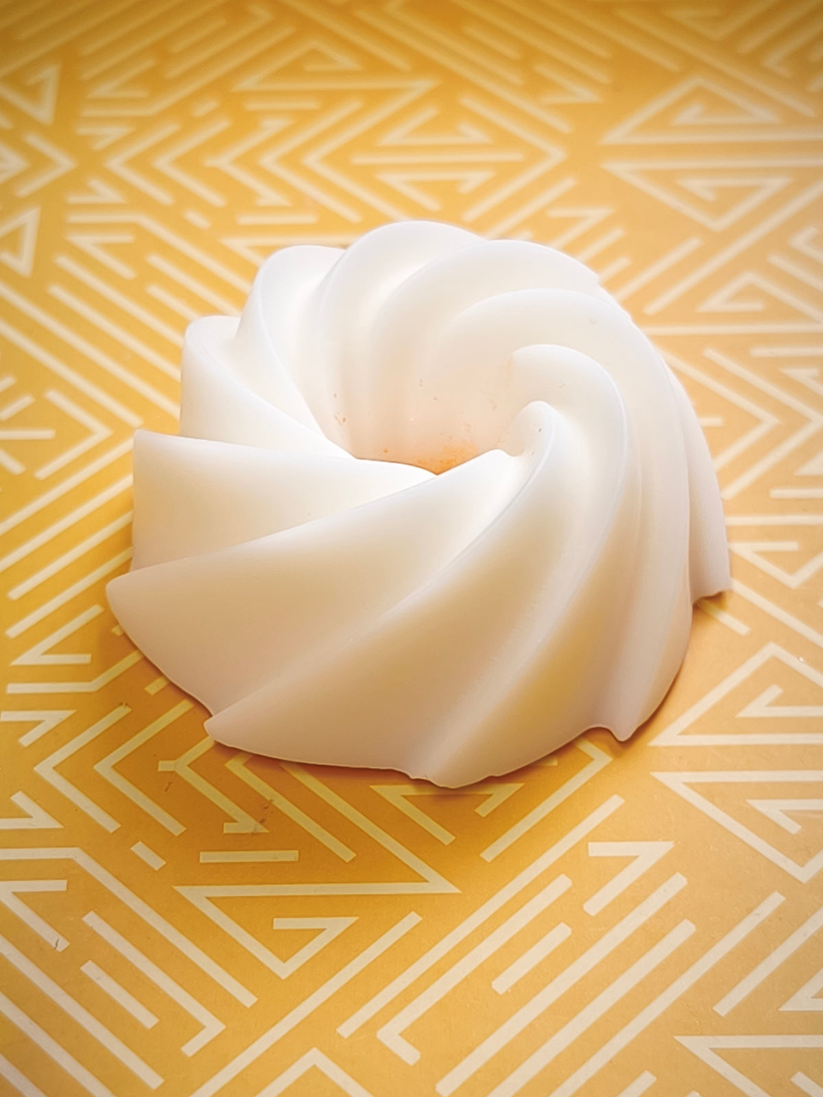 Fondant parfumé Fleur d’Oranger blanc en forme de fleur, cœur orangé au mica