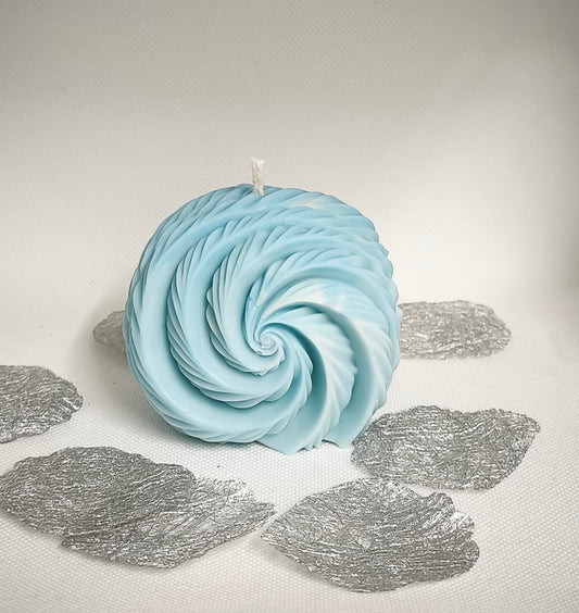 Bougie décorative Sphera bleue aux reflets blancs, vue de face sur ses reliefs en spirale