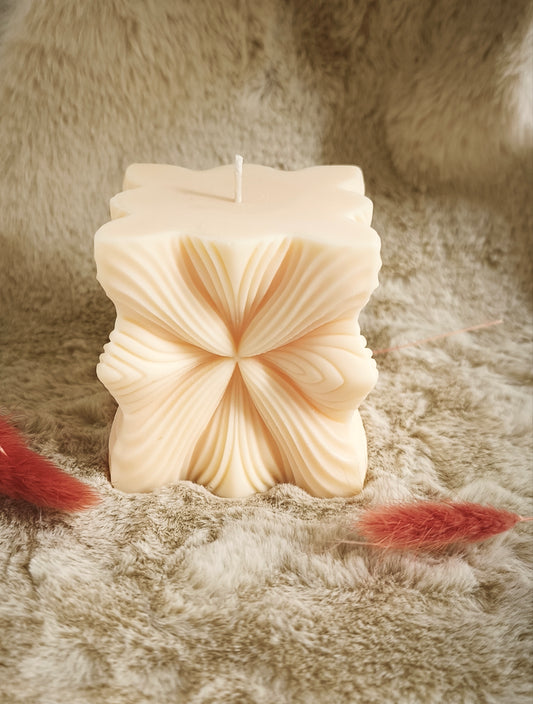 Bougie décorative Linéa crème vue de face, avec plis sculptés