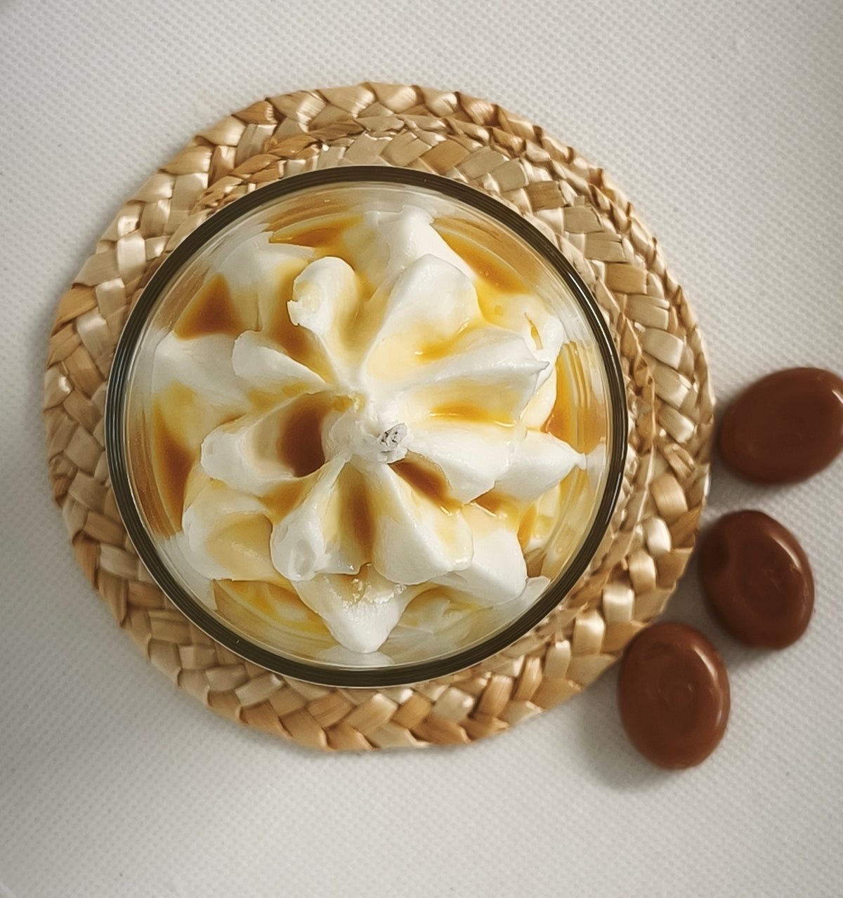 Vue du dessus de la bougie Caramel, montrant le décor en cire et la mèche