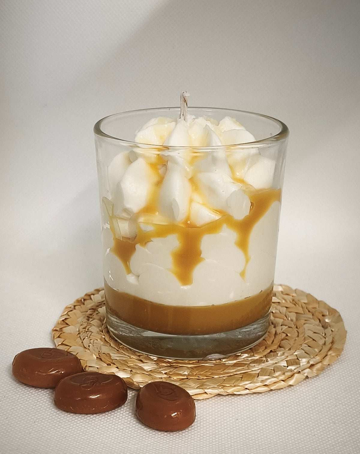 Bougie parfumée Caramel en verre, décor effet chantilly et coulis en cire