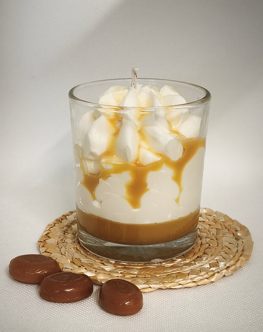 Bougie parfumée Caramel en verre, décor effet chantilly et coulis en cire